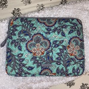 Vera Bradley Laptop Case in the pattern “Fan Flowers”